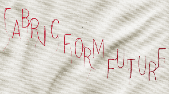 En broderad skylt med texten Fabric Form Future. Vit bakrund och röd text.