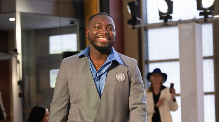 An man i grå kavaj och ljusblå skjorta.