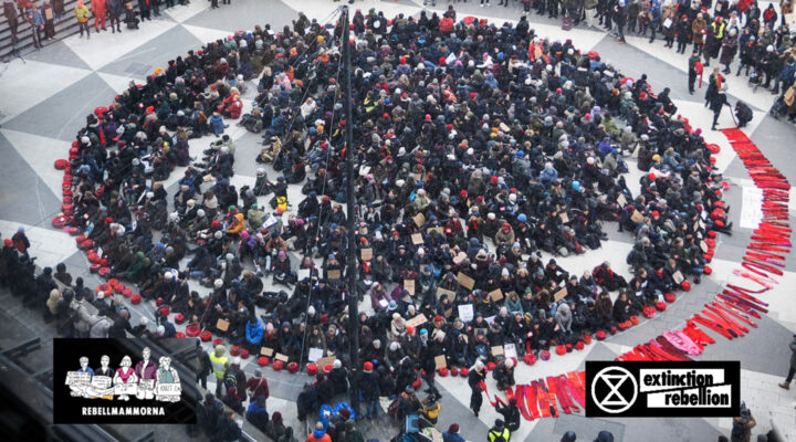 Sergels torg i Stockholm. Flera hundra rebellmammor sittandes i en ring av sina stickade halsdukar.