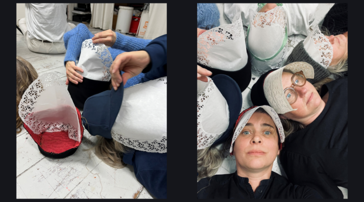 Workshop där kepsar får tillägg av ett tårtpapper så att det liknar hättor till en folkdräkt.