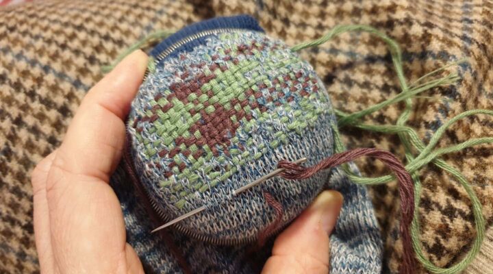 Närbild på vävlagning