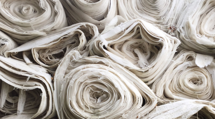 Närbild på tygrullar i naturfärg