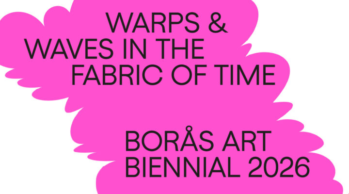 Text på rosa bakgrund: Warps & Waves in the fabric of time
